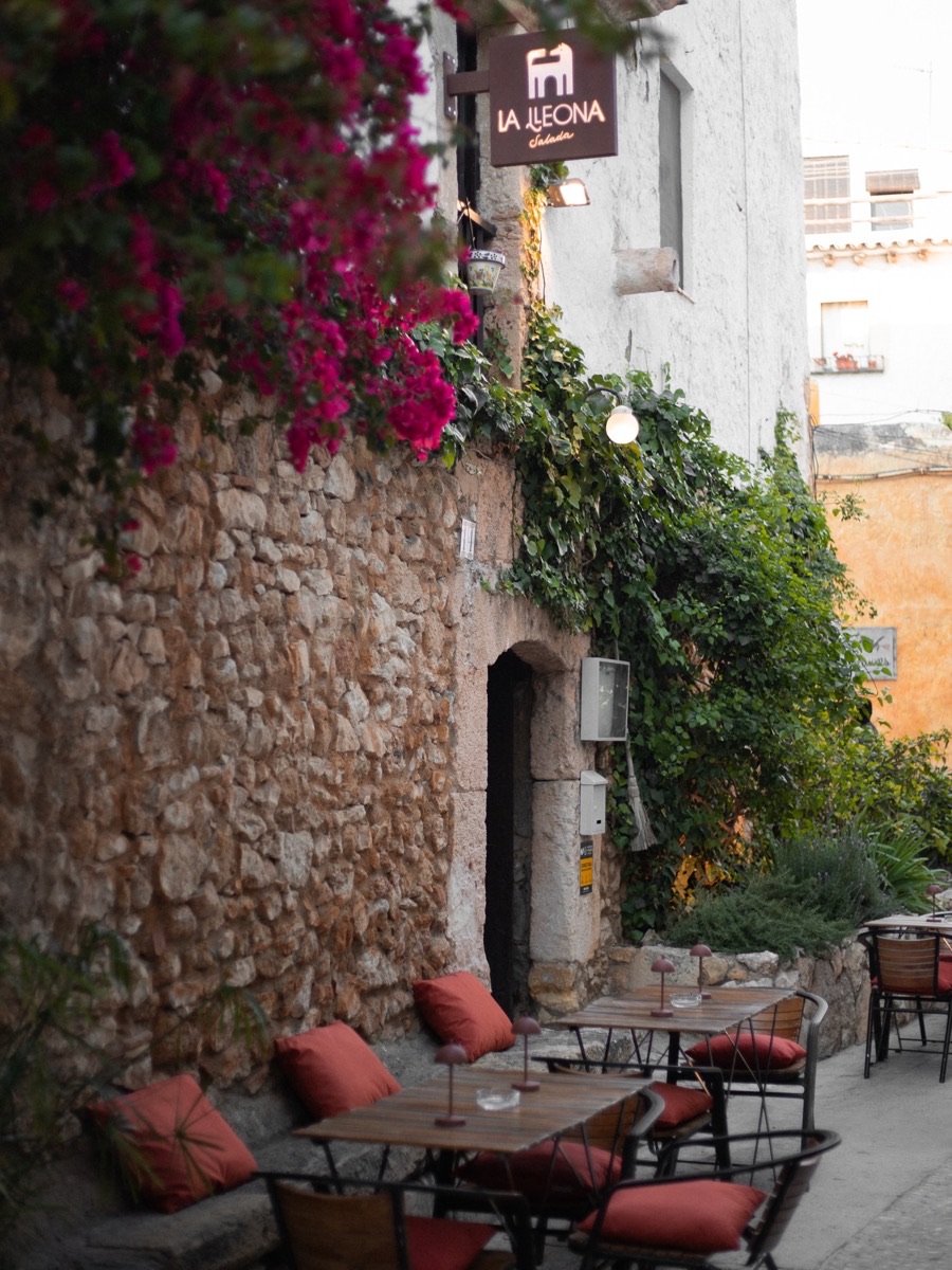 Terraza junto a la pared de piedra
