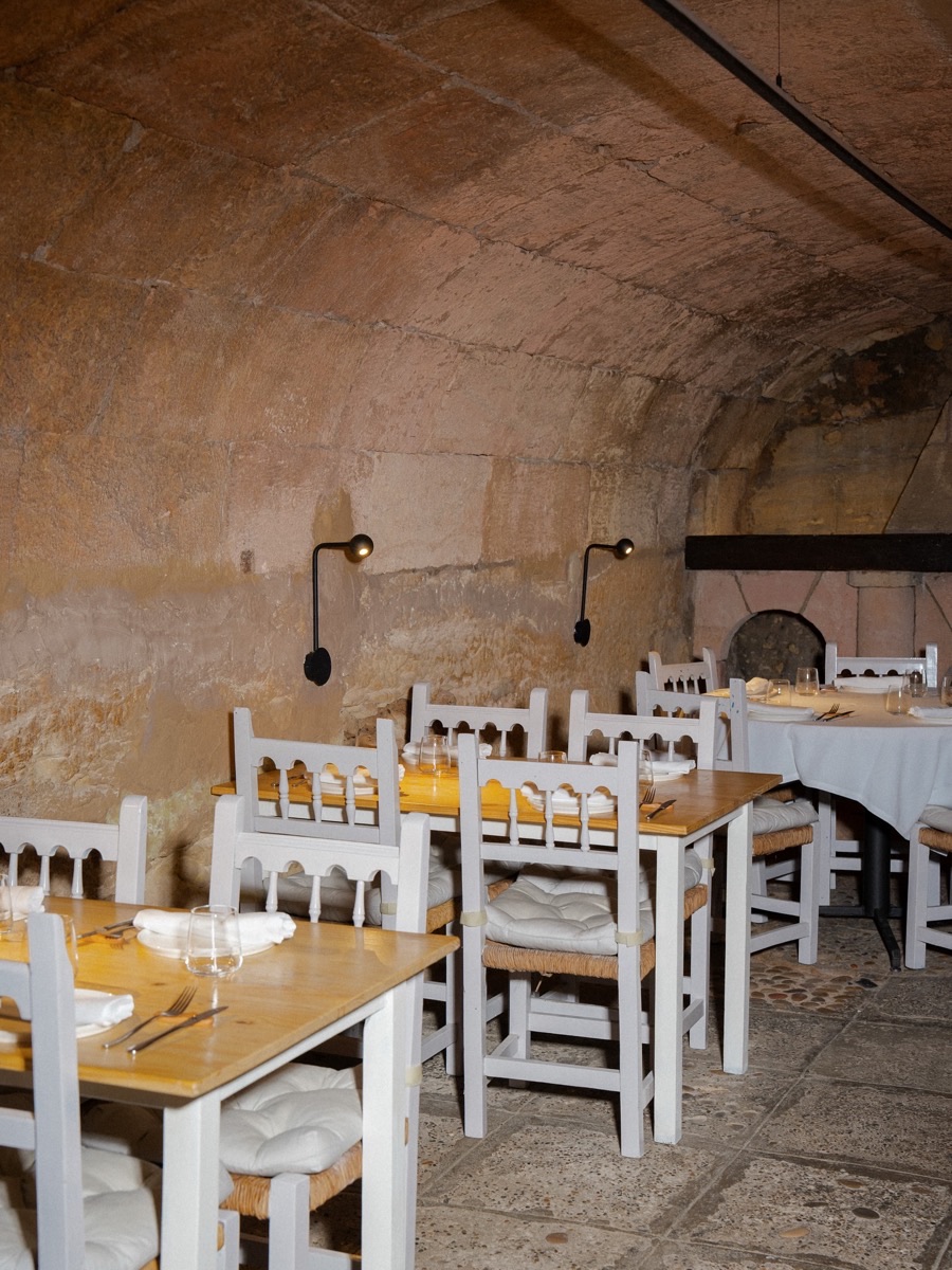 Comedor bajo la bóveda de piedra
